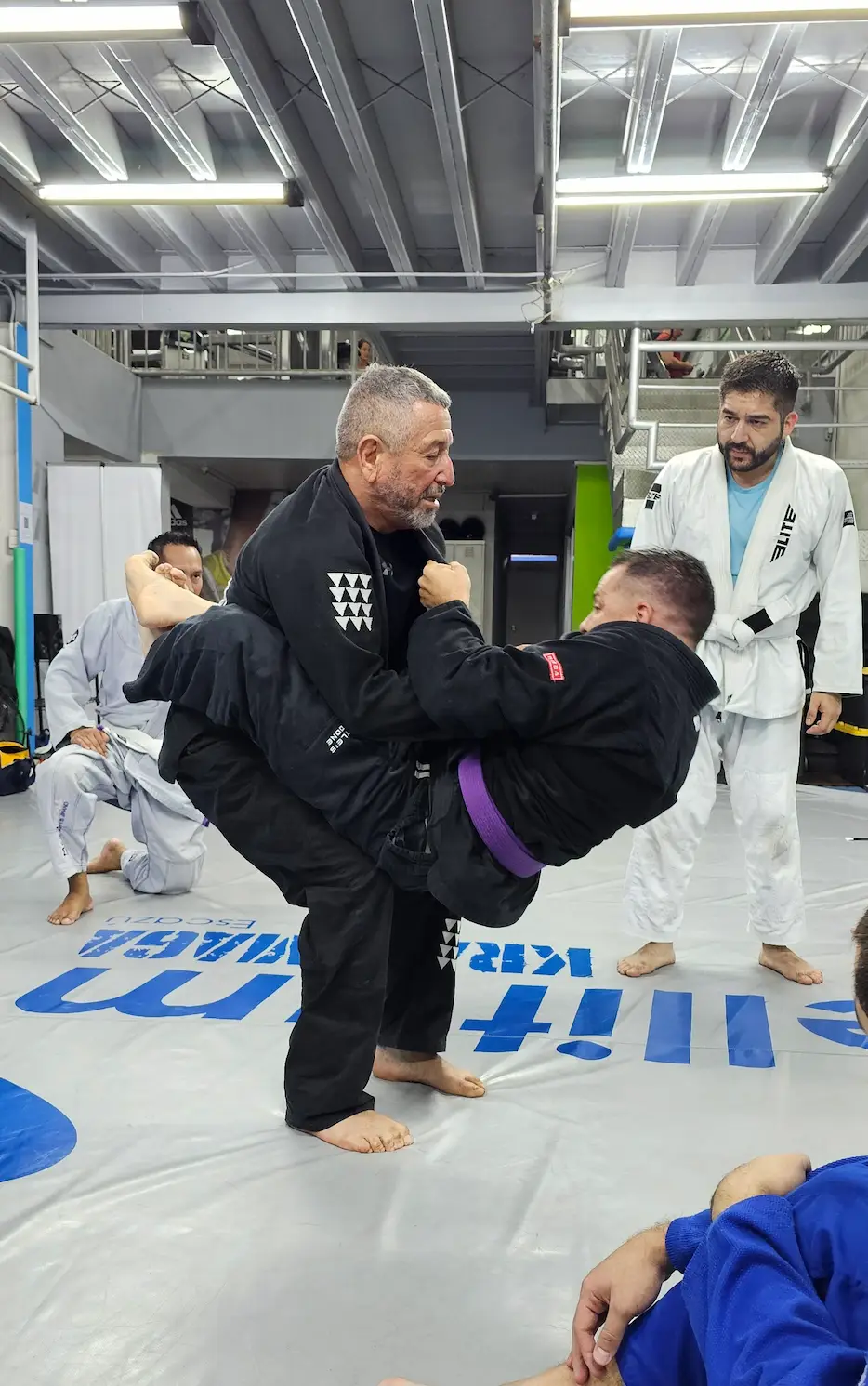 clase en academia de jiujitsu